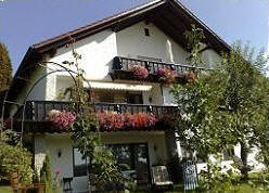 Blick vom Garten auf die gro�e Terrasse und Wohnzimmer von Fewo "Apfel"