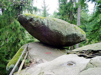 Wackelstein entlang des Luisenburg-Felsenlabyrinthpfads