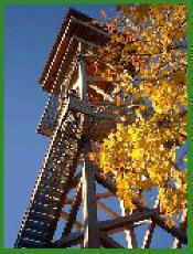 Fachwerkbau mit Au�entreppe aus Gitterrosten